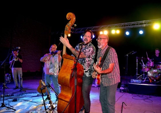 Ambulancia Irlandesa, actuando en Huétor Vega la noche de su 28 aniversario.