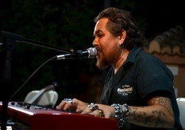 Jimmy Barnatán, cantando blues al teclado en el primer concierto de la 'Spanish caravan'.