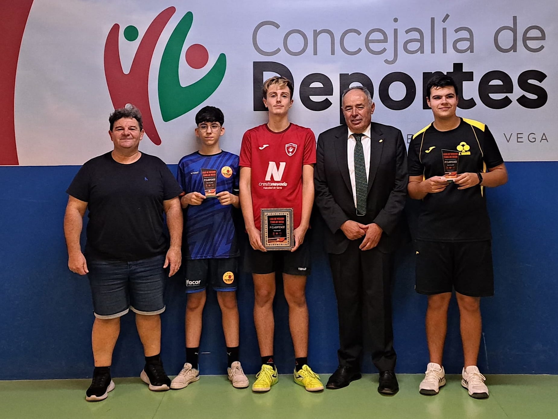 Marcos Ruiz, Hugo Muñoz y Ángel Ferrer, con el presidente del club local y el alcalde de Huétor Vega.