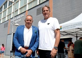 El alcalde de Huétor Vega, Mario del Paso, con la leyenda del voleibol Rafa Pascual.