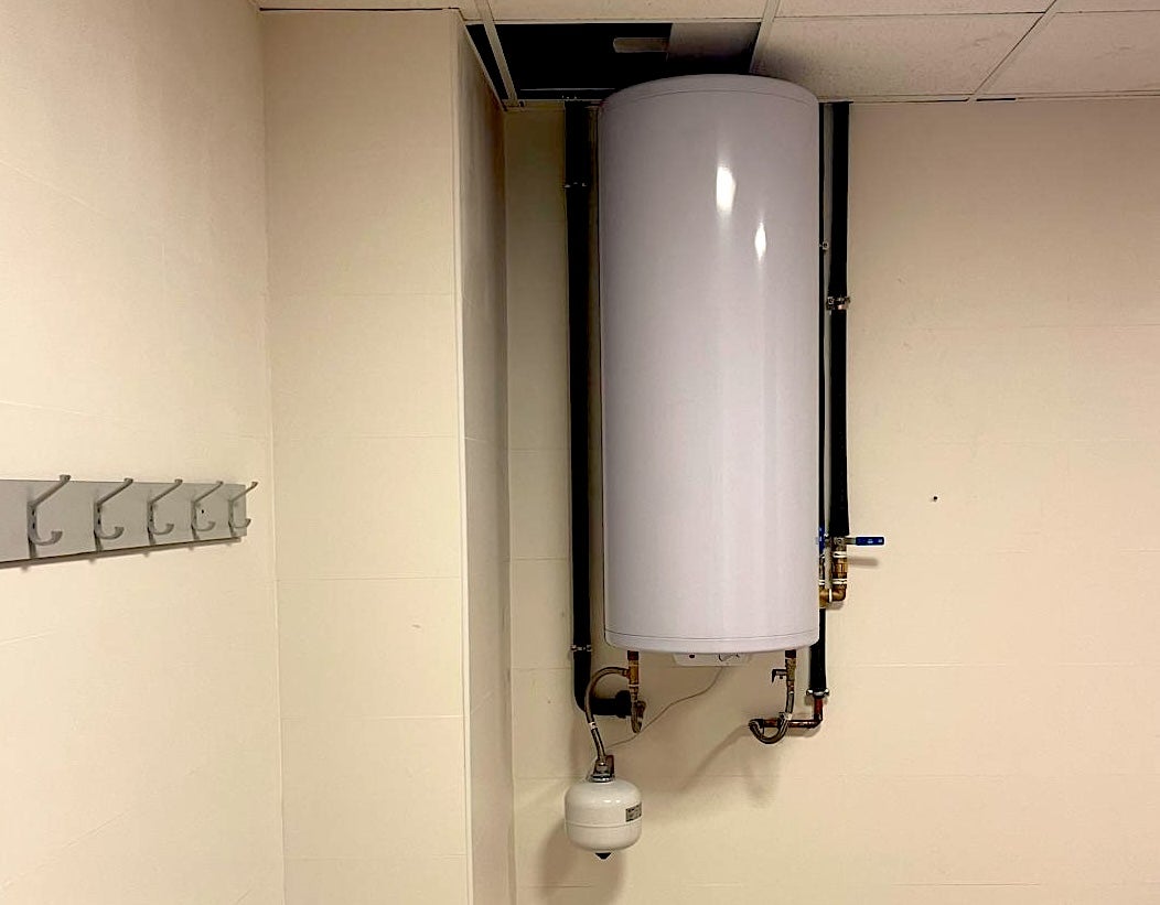 Instalación de nuevos termos eléctricos apoyados por placas solares.