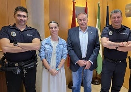 La Policía Local de Huétor Vega, con el alcalde y la concejala de Seguridad Ciudadana, en el Ayuntamiento.