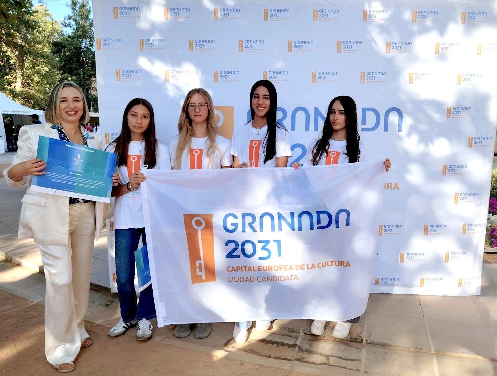 Montserrat Núñez, con las cuatro alumnas de Huétor Vega que leyeron en varios idiomas.