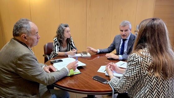 Huétor Vega traslada al Consorcio de Transporte la necesidad de mejorar las conexiones con Granada