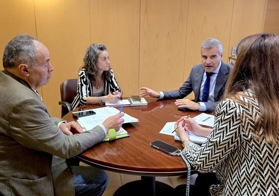 El alcalde y la concejala de Tráfico, reunidos con el director del Consorcio de Transporte Metropolitano.