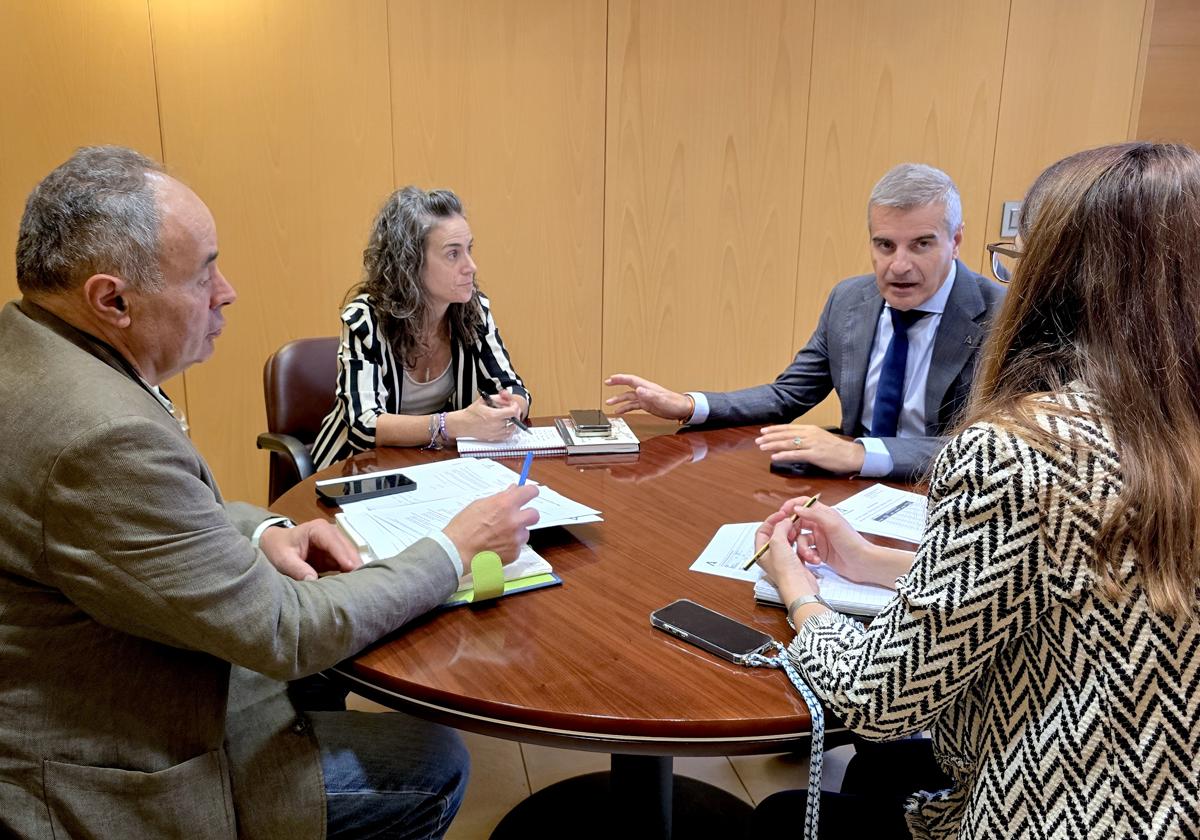 El alcalde y la concejala de Tráfico, reunidos con el director del Consorcio de Transporte Metropolitano.