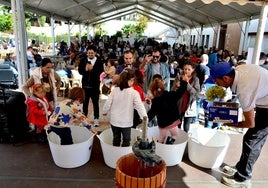 Pisado de uva en la Fiesta de la Vendimia de Huétor Vega.
