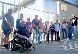 Concentración en el acceso al Centro de Salud de Huétor Vega.