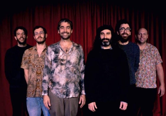 Veiculo Longo, con Julián Sánchez, de oscuro, al frente.