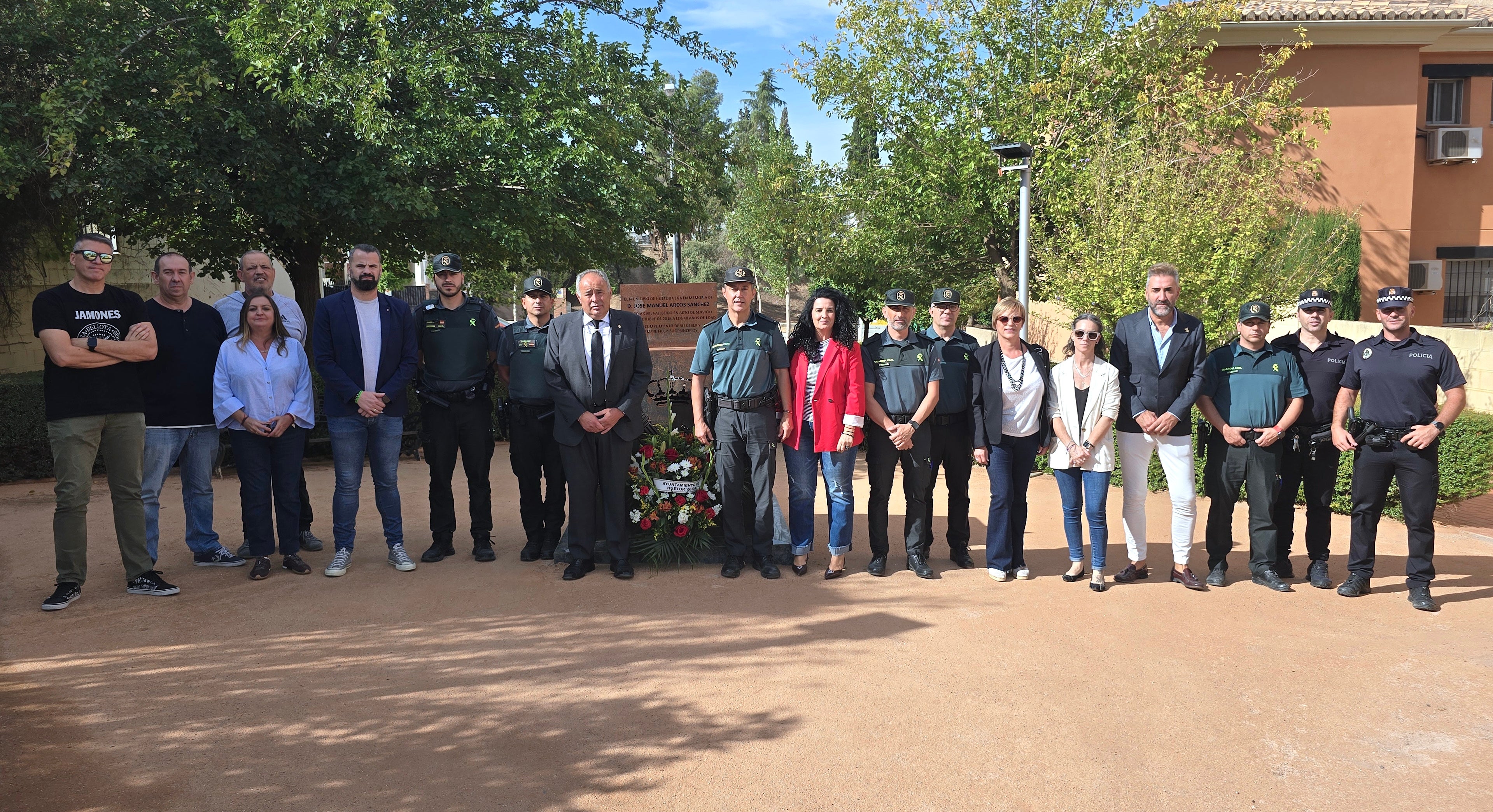 Representantes de la corporación municipal, Guardia Civil de La Zubia y Policía Local de Huétor Vega.