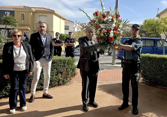 Homenaje al guardia civil José Manuel Arcos en la plaza que lleva su nombre en Huétor Vega.