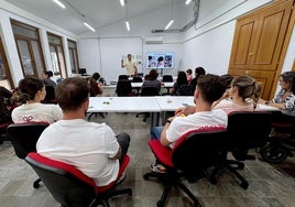 La sesión formativa, en las antiguas escuelas de la Avenida de Andalucía.