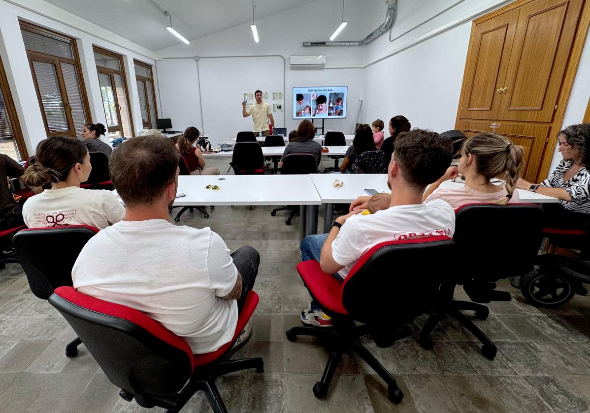 La sesión formativa, en las antiguas escuelas de la Avenida de Andalucía.