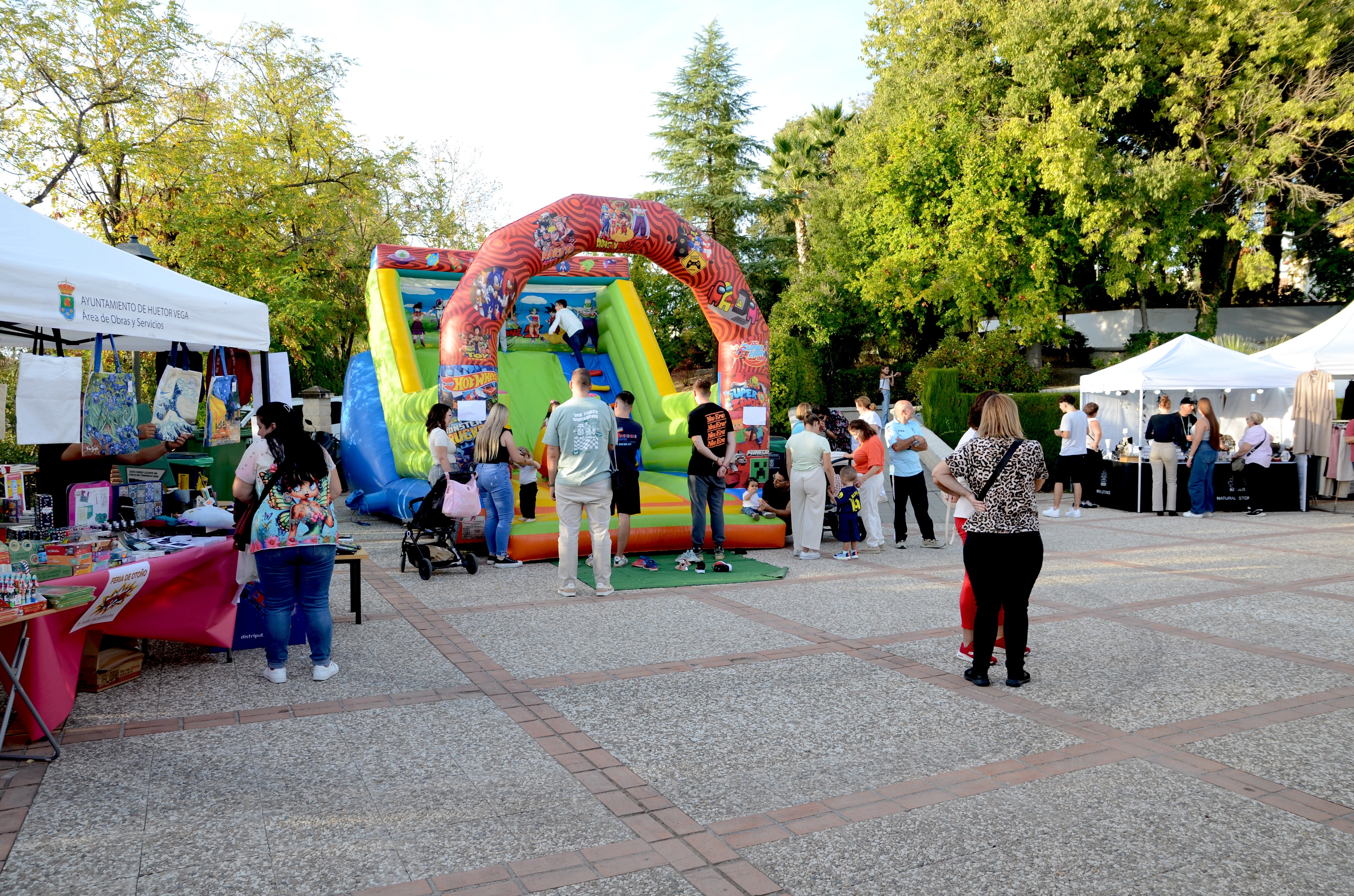El comercio local desfila en Huétor Vega
