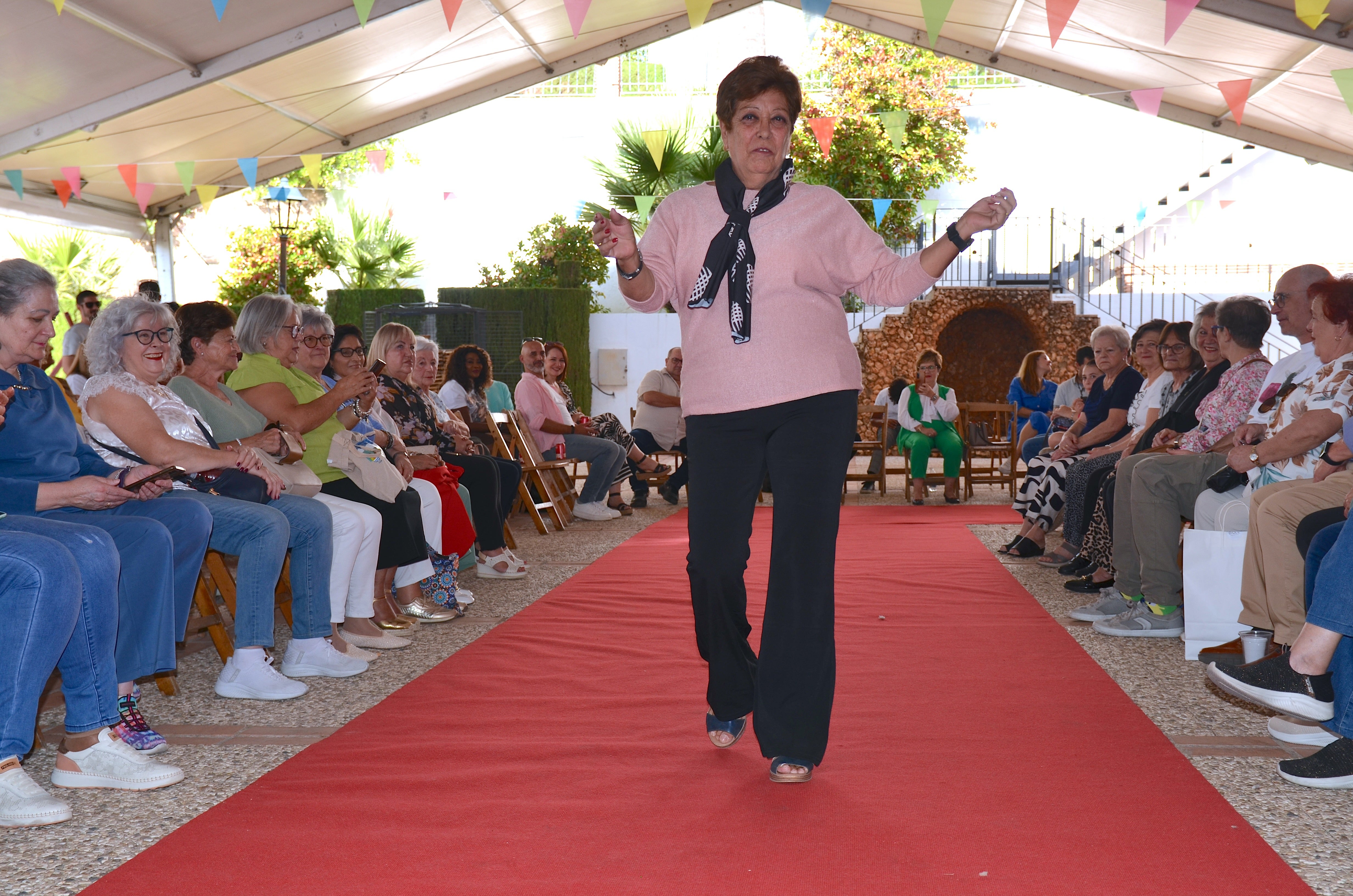 El comercio local desfila en Huétor Vega