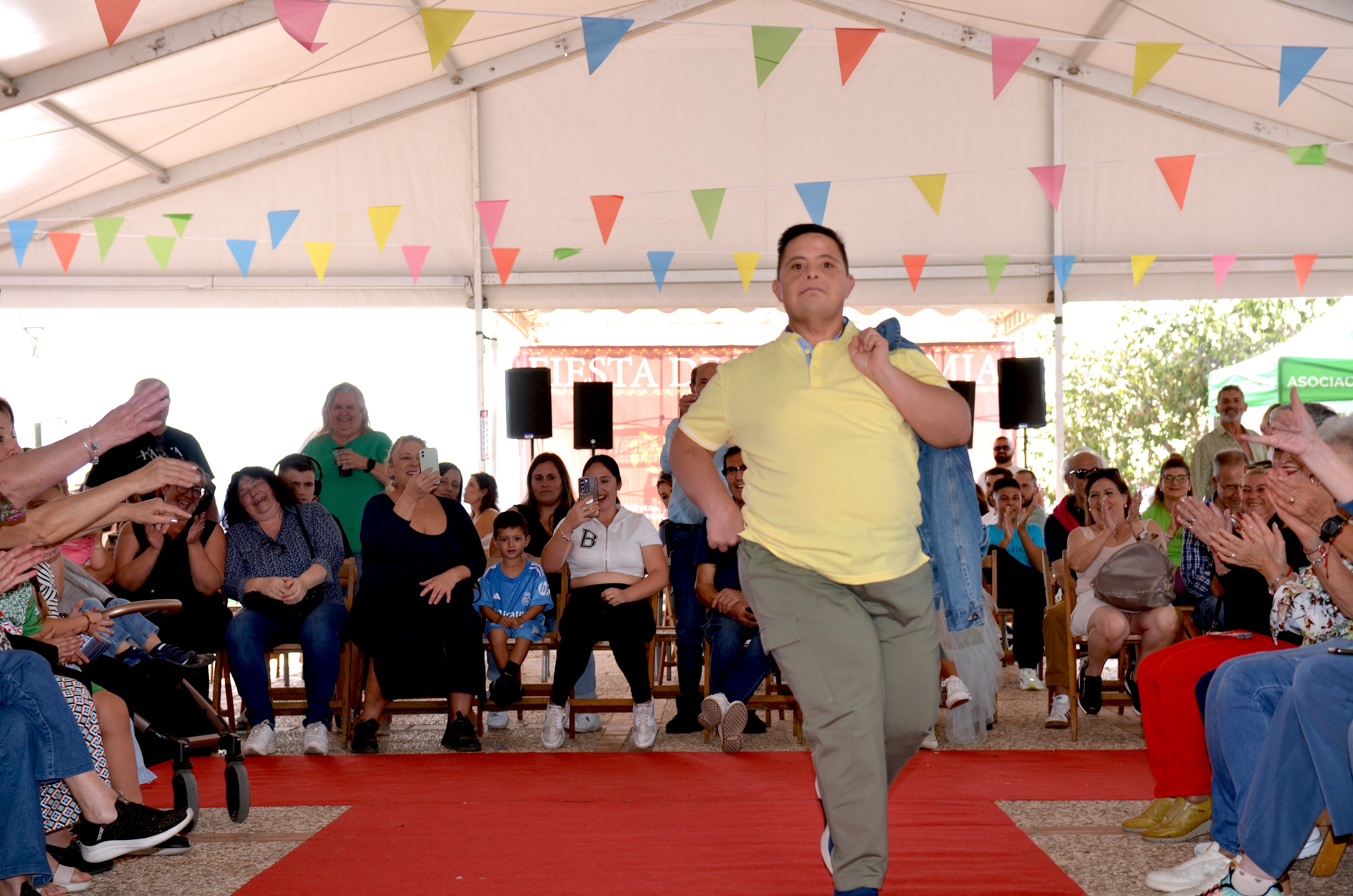 El comercio local desfila en Huétor Vega