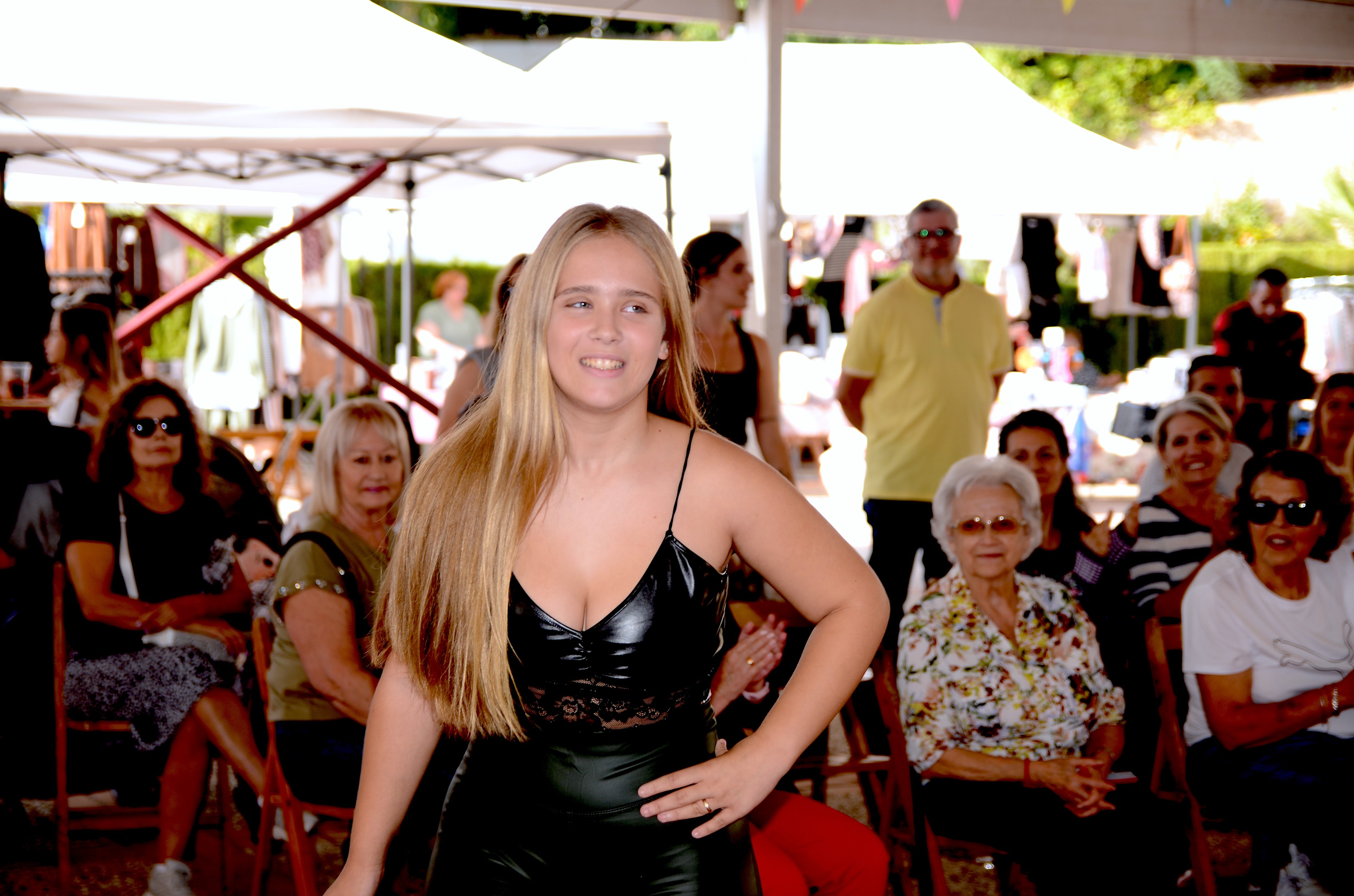 El comercio local desfila en Huétor Vega