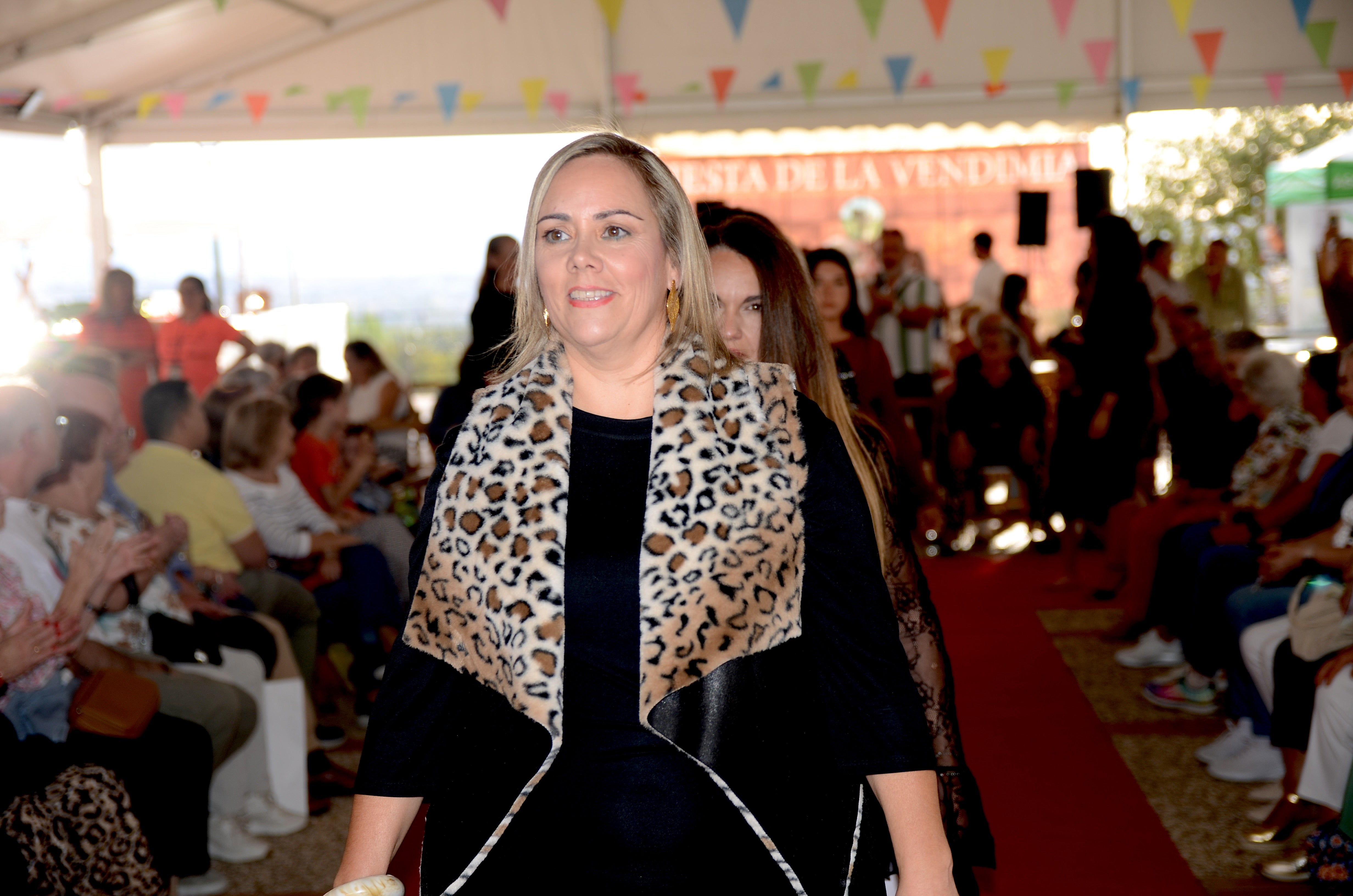 El comercio local desfila en Huétor Vega