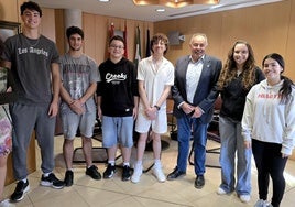 Los estudiantes franceses y hueteños del programa 'Picasso Mob', en el Ayuntamiento.