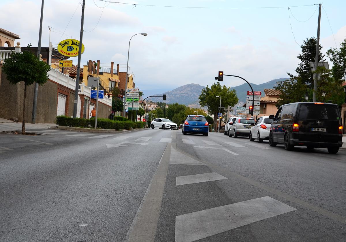 Tráfico en la Avenida de Andalucía, en Huétor Vega.