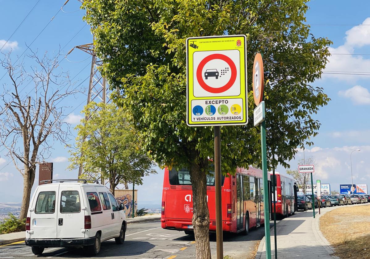 Señal de la ZBE, en la salida de Huétor Vega por el Camino de los Neveros