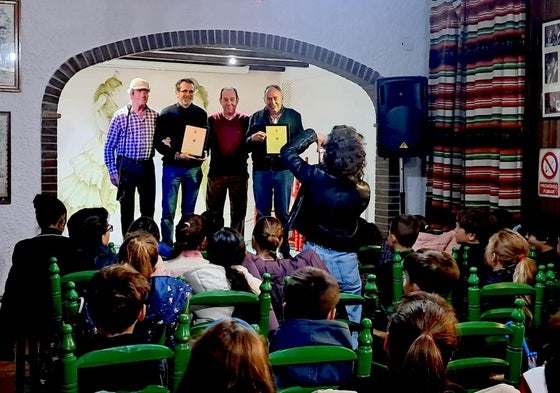 Concesión de la insignia de plata a los socios Ángel Moreno y Mario del Paso.