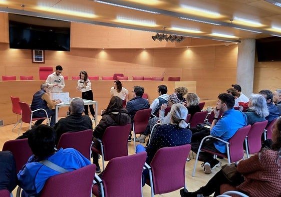 Sorteo público de las parcelas entre las personas adjudicatarias.