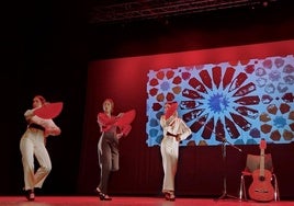 Exhibición de baile flamenco de tres alumnas del IES Los Neveros.