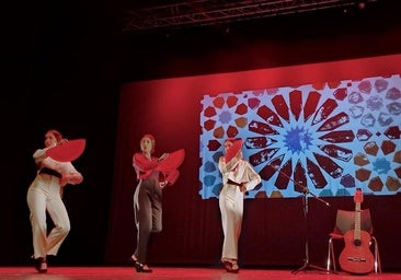 Exhibición de baile flamenco de tres alumnas del IES Los Neveros.