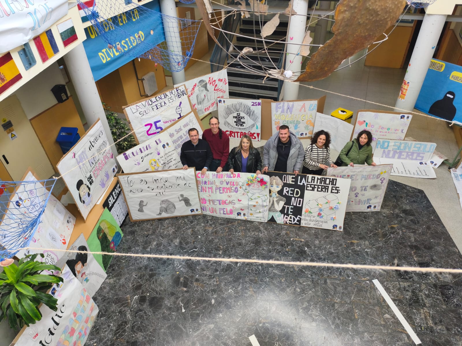 Los centros educativos de Huétor Vega enarbolan la lucha del 25N