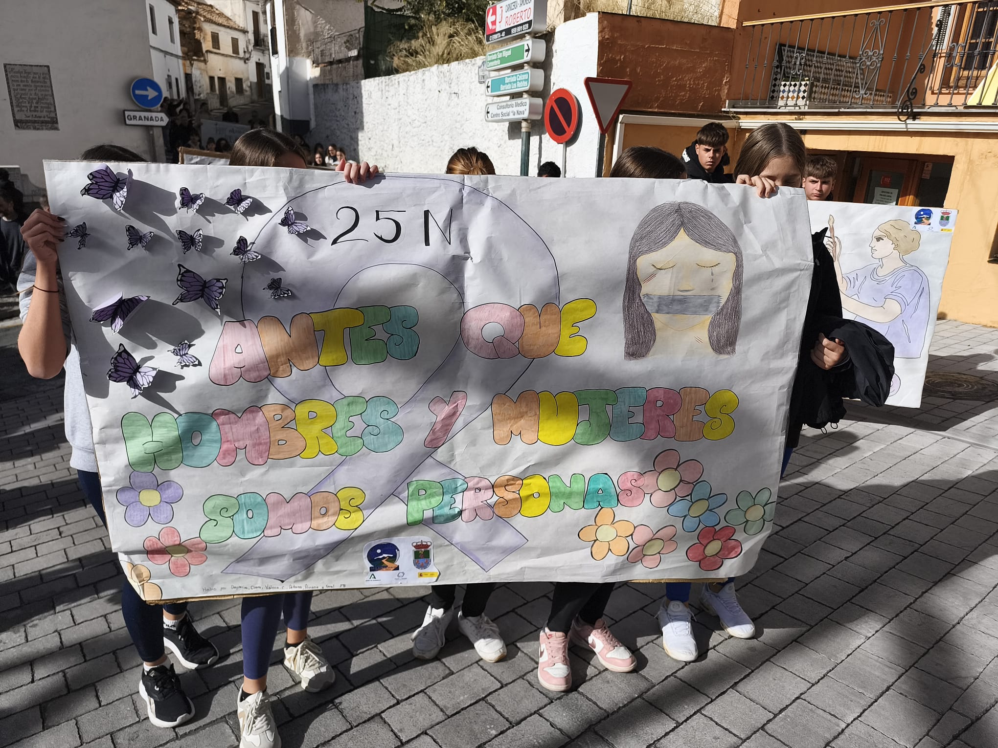 Los centros educativos de Huétor Vega enarbolan la lucha del 25N