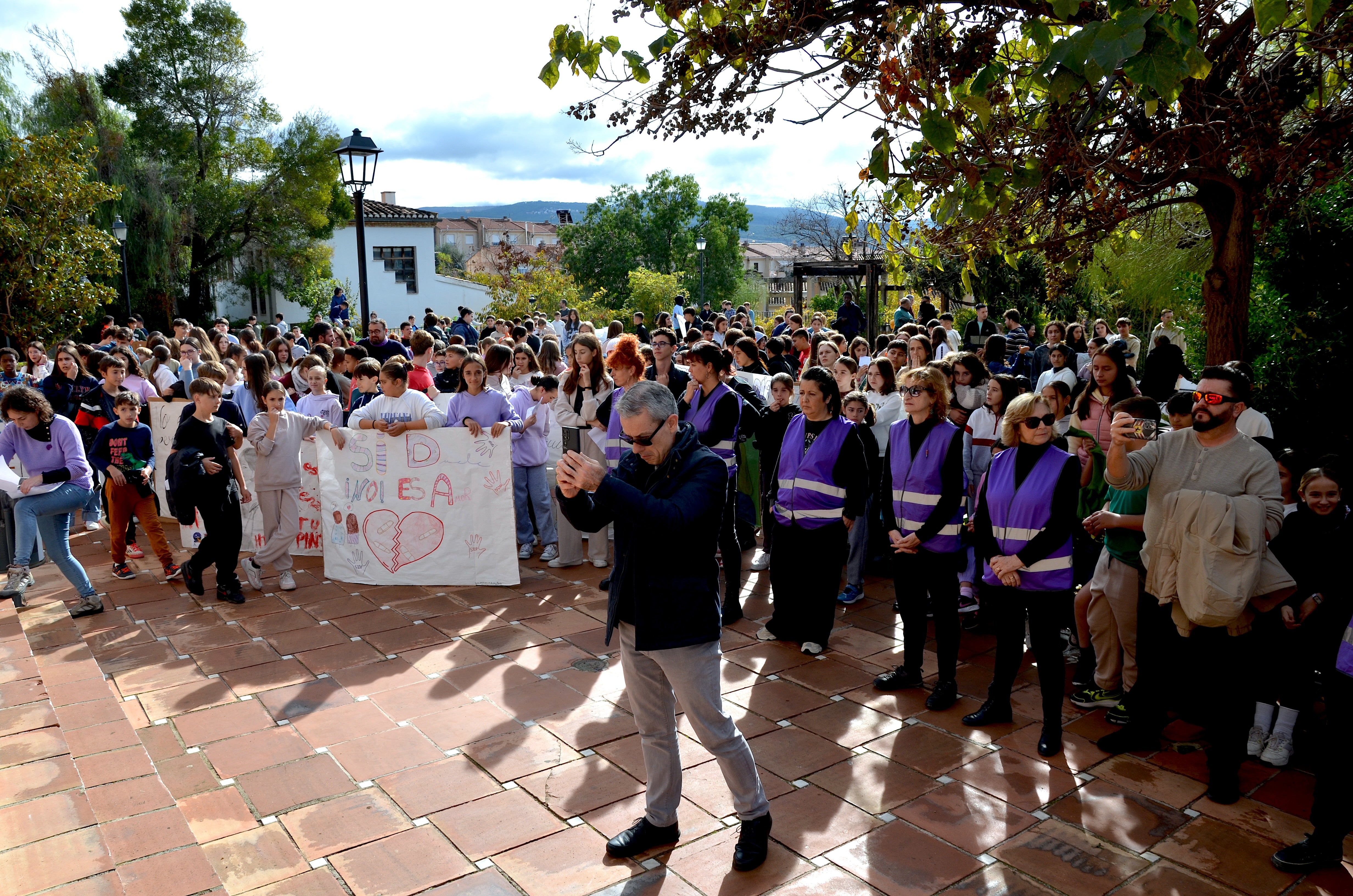 Los centros educativos de Huétor Vega enarbolan la lucha del 25N