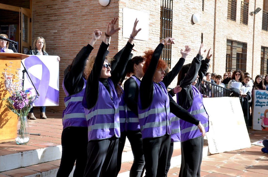 Los centros educativos de Huétor Vega enarbolan la lucha del 25N