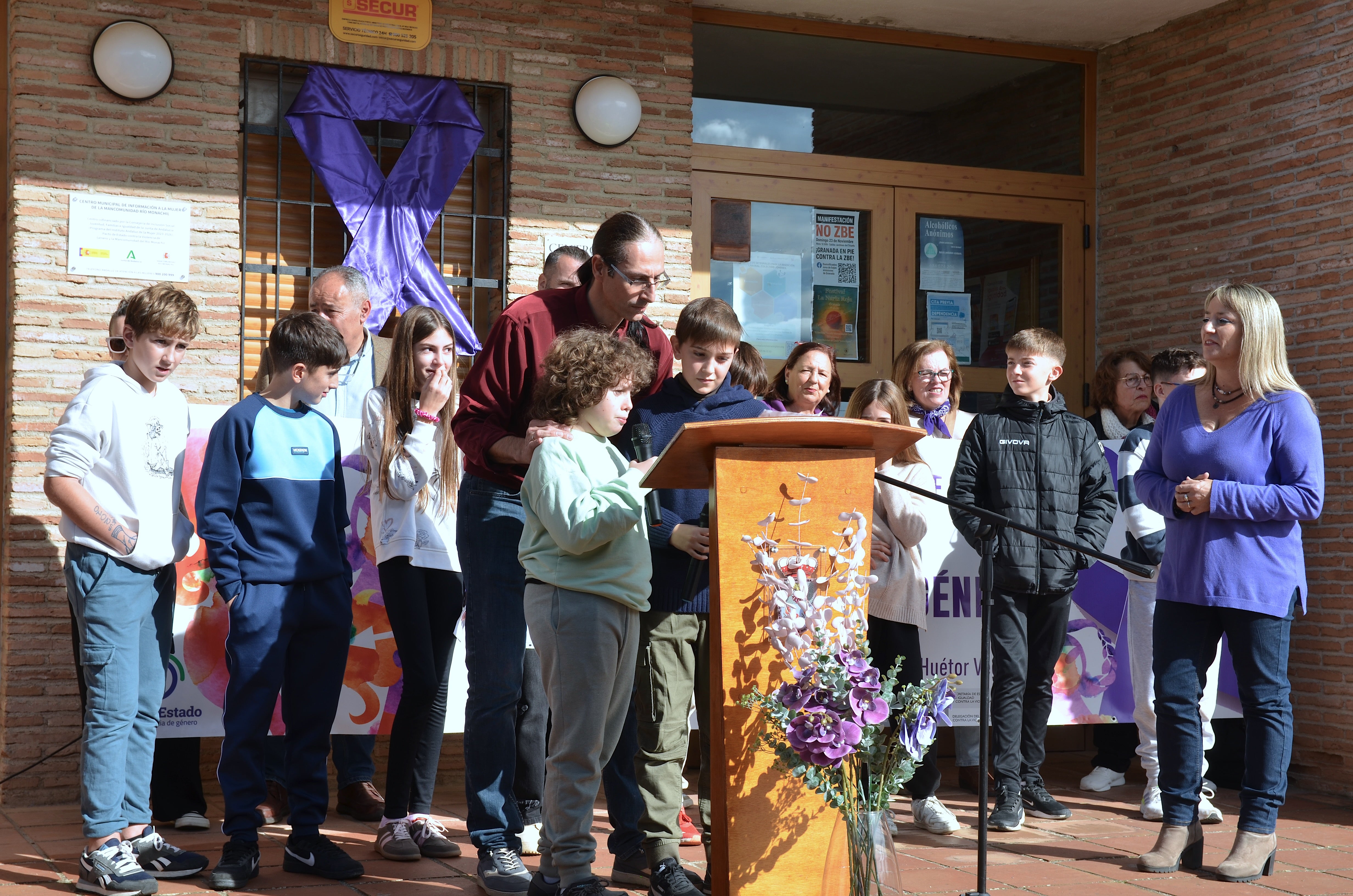 Los centros educativos de Huétor Vega enarbolan la lucha del 25N
