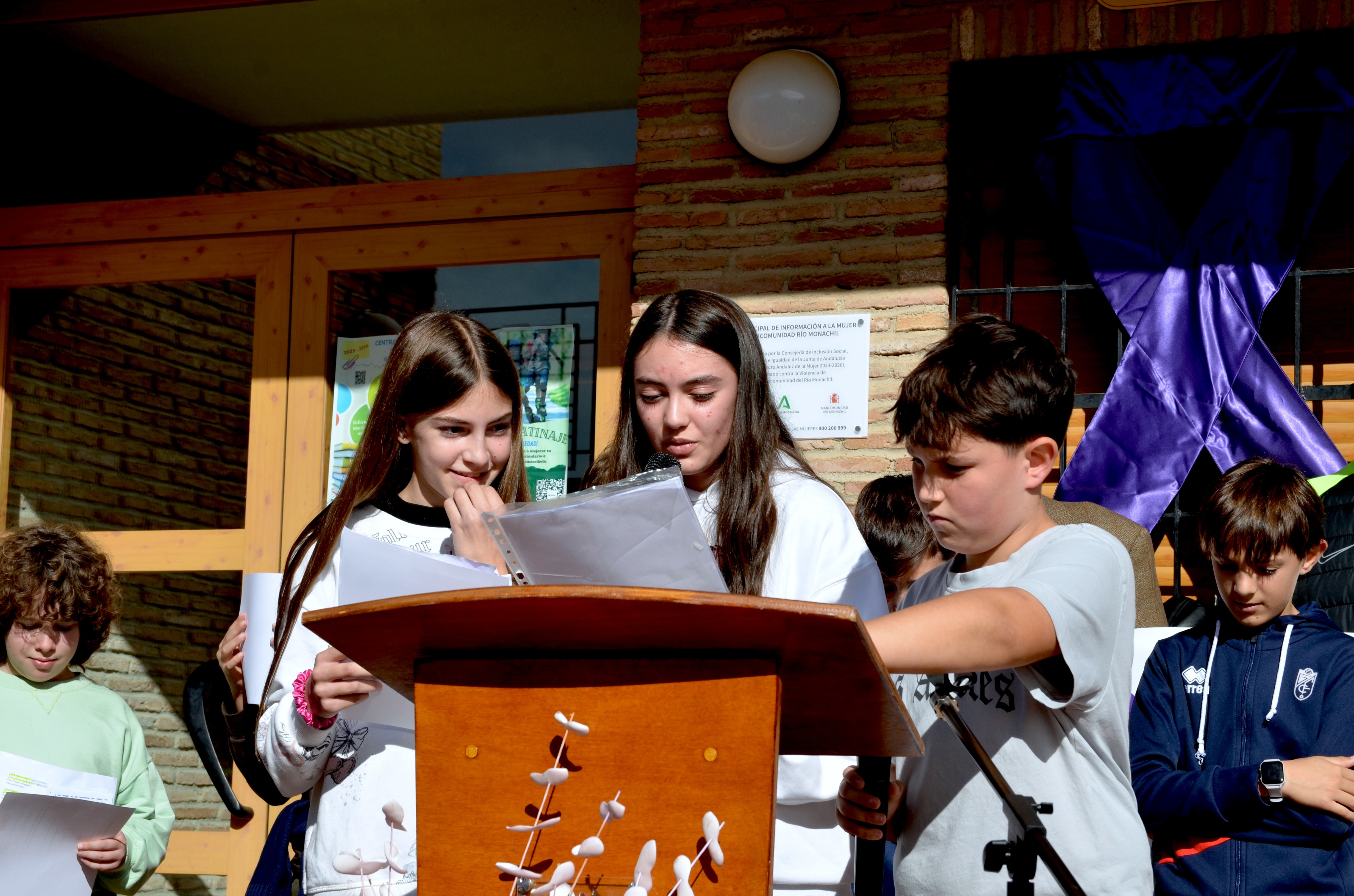 Los centros educativos de Huétor Vega enarbolan la lucha del 25N