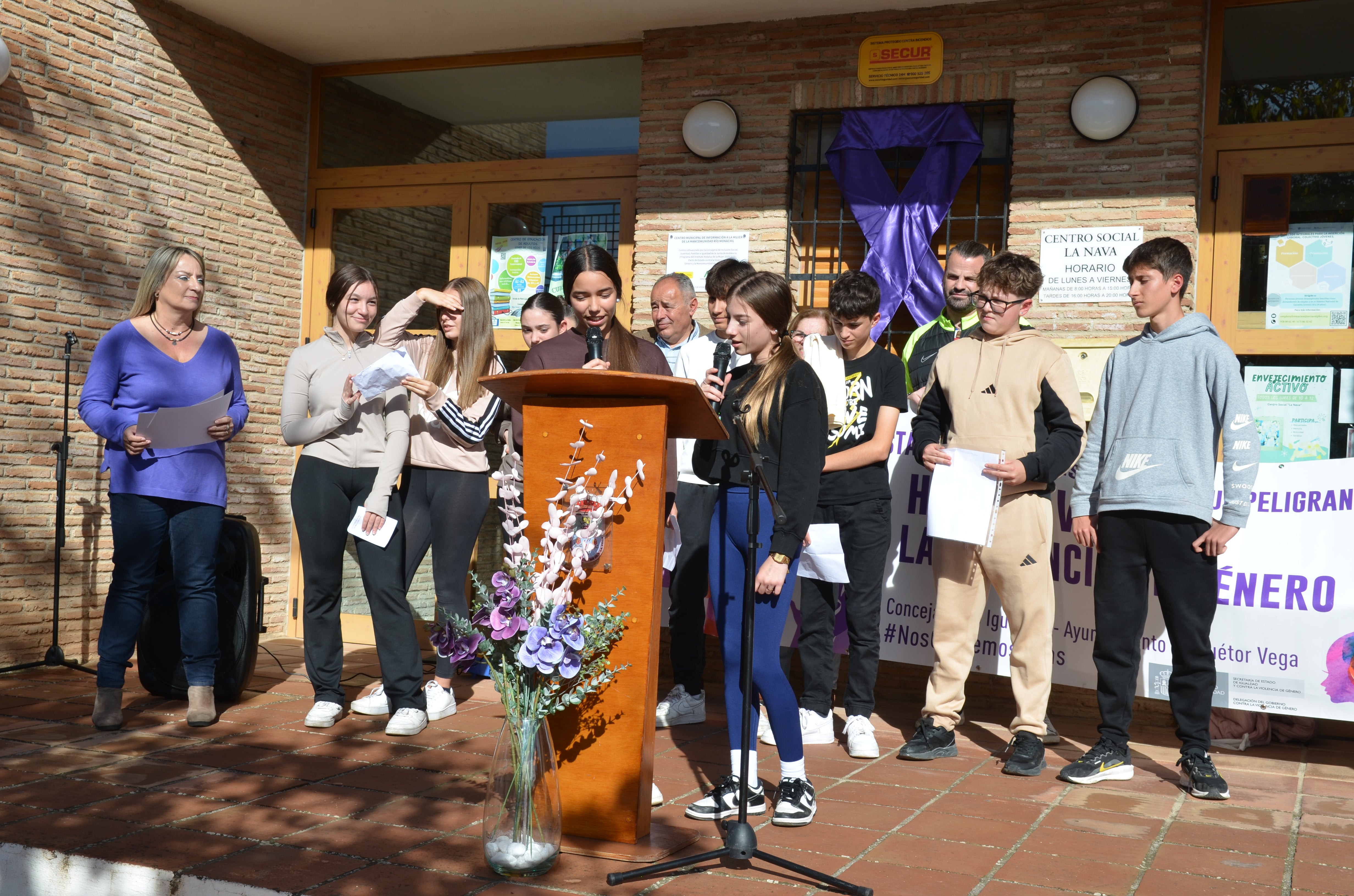 Los centros educativos de Huétor Vega enarbolan la lucha del 25N