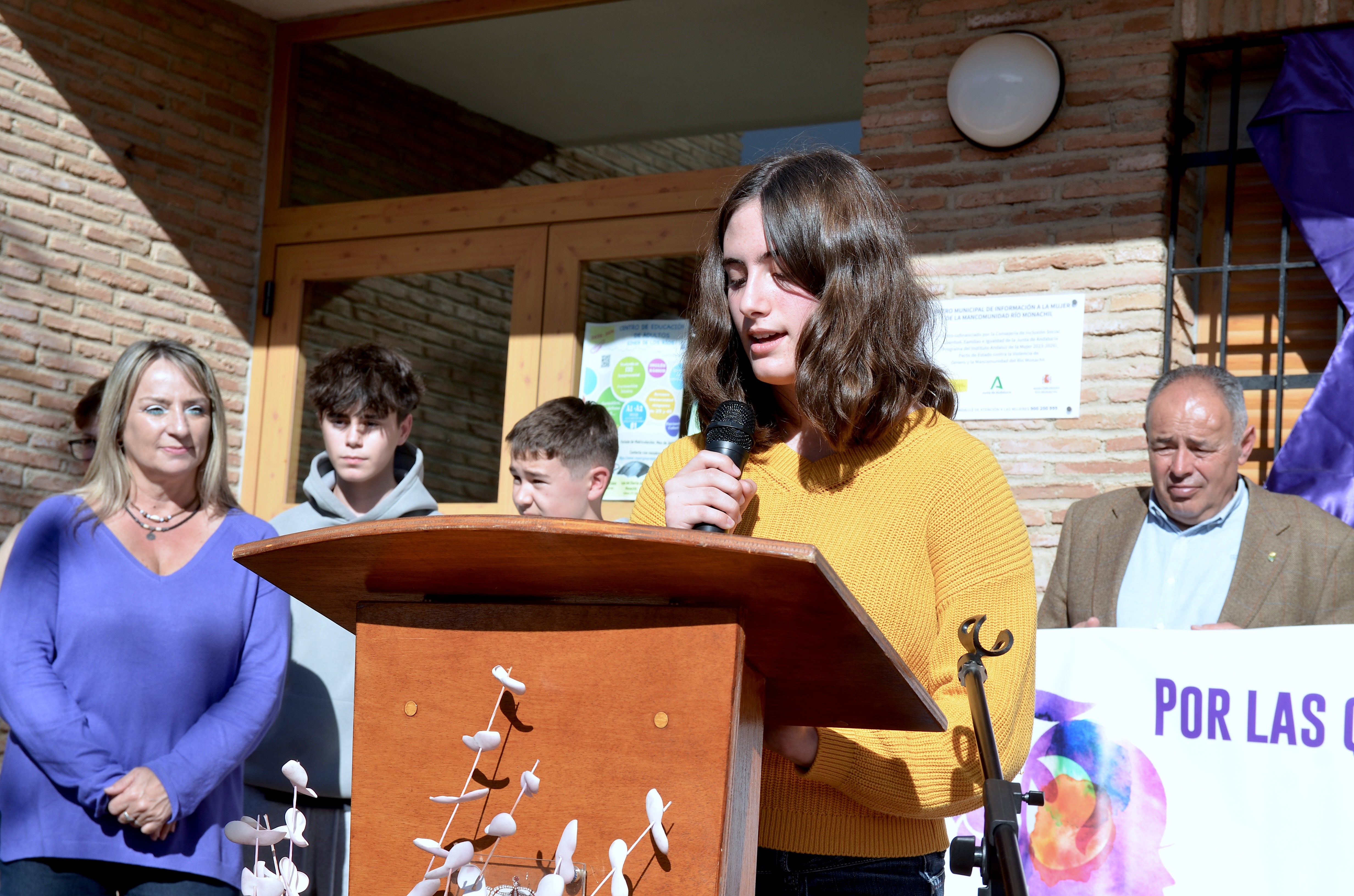 Los centros educativos de Huétor Vega enarbolan la lucha del 25N