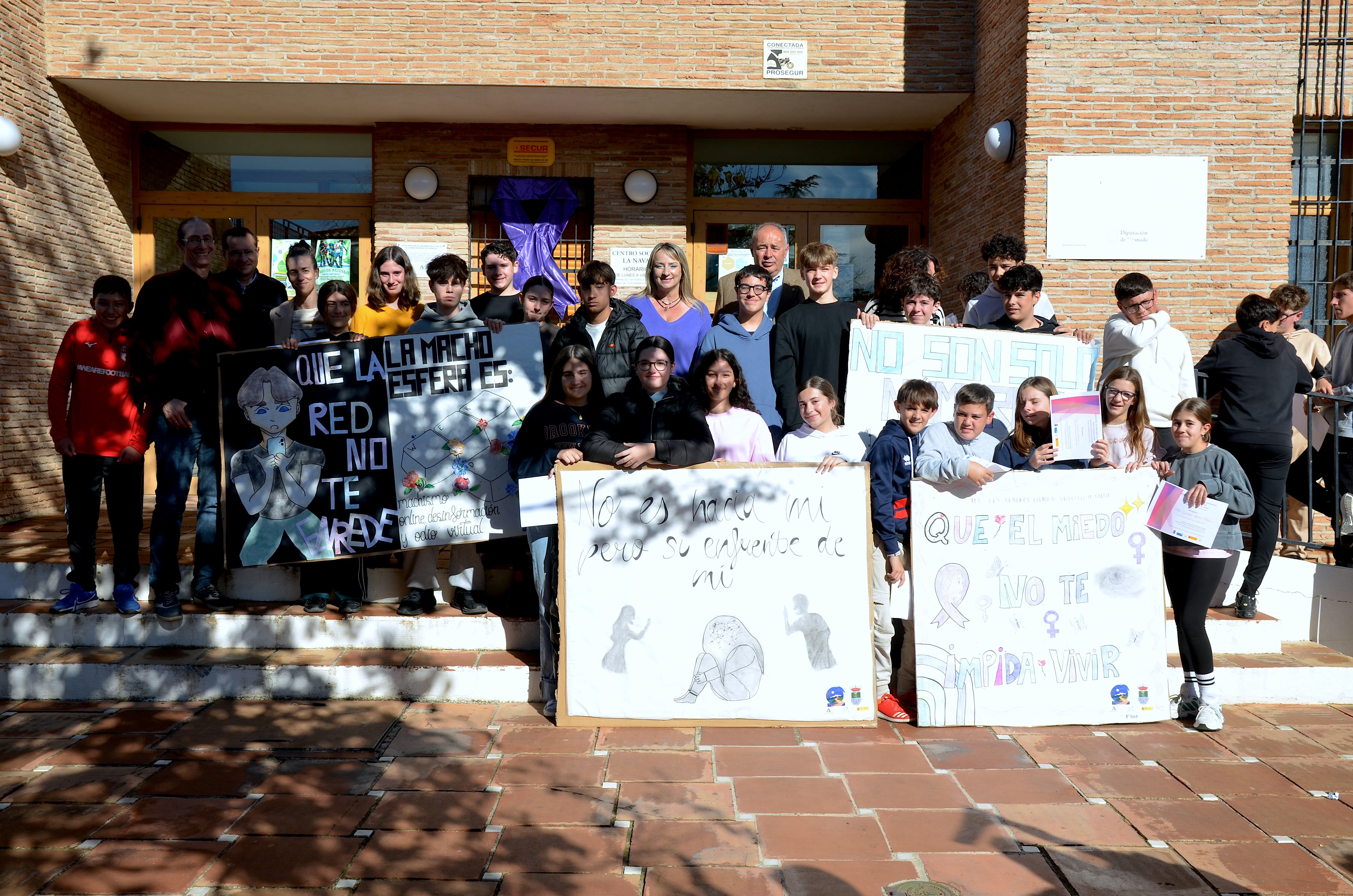 Los centros educativos de Huétor Vega enarbolan la lucha del 25N