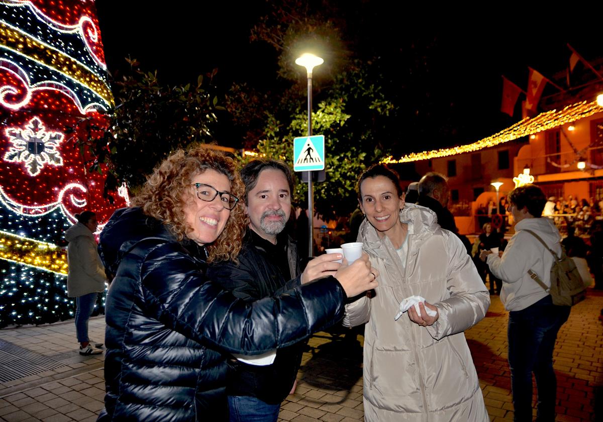 Iluminación navideña, villancicos, chocolate y dulces en la Plaza del Mentidero.