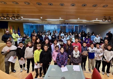 El Salón de Plenos, repleto de escolares por el Día de la Constitución.