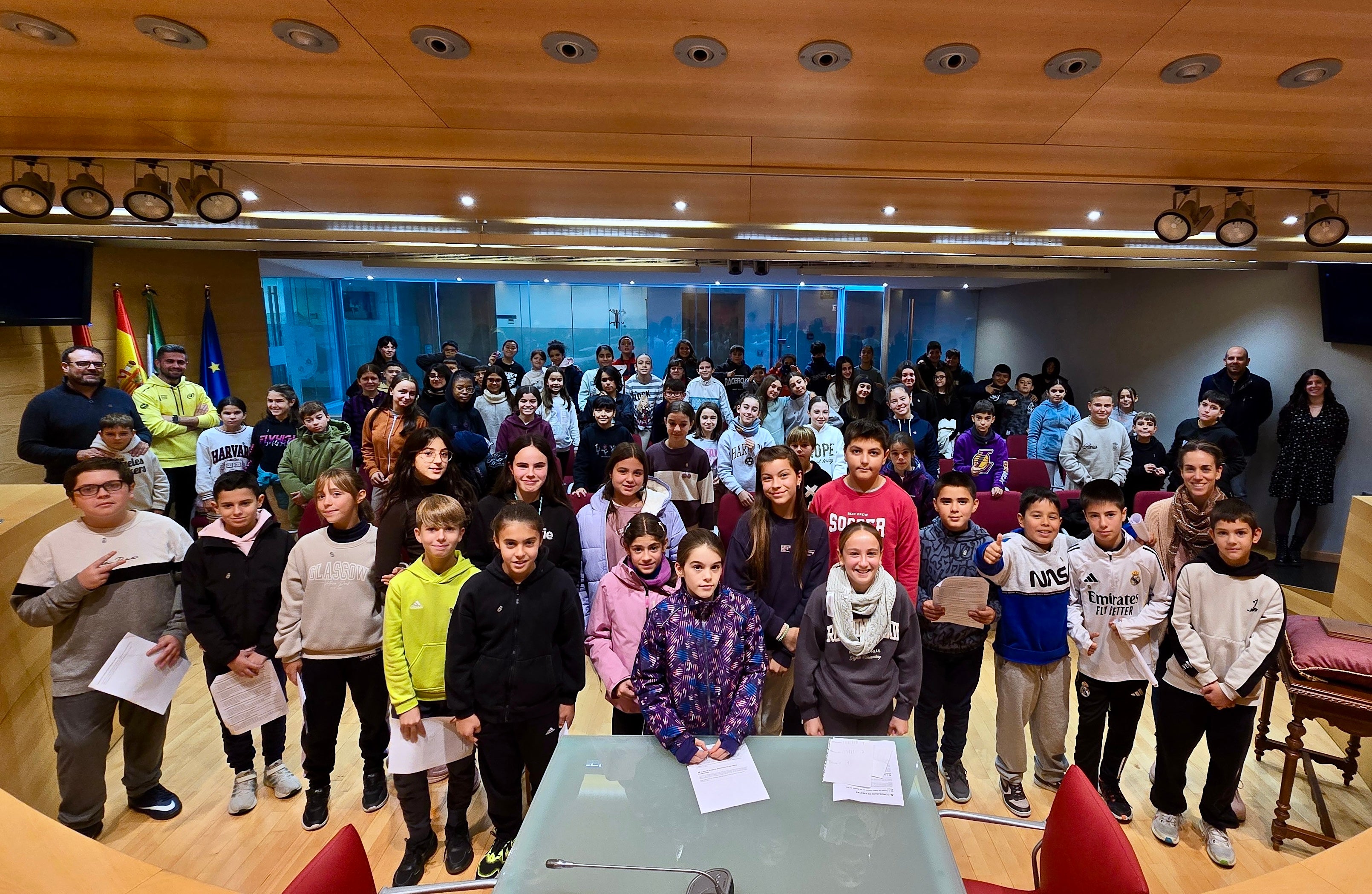 El Salón de Plenos, repleto de escolares por el Día de la Constitución.