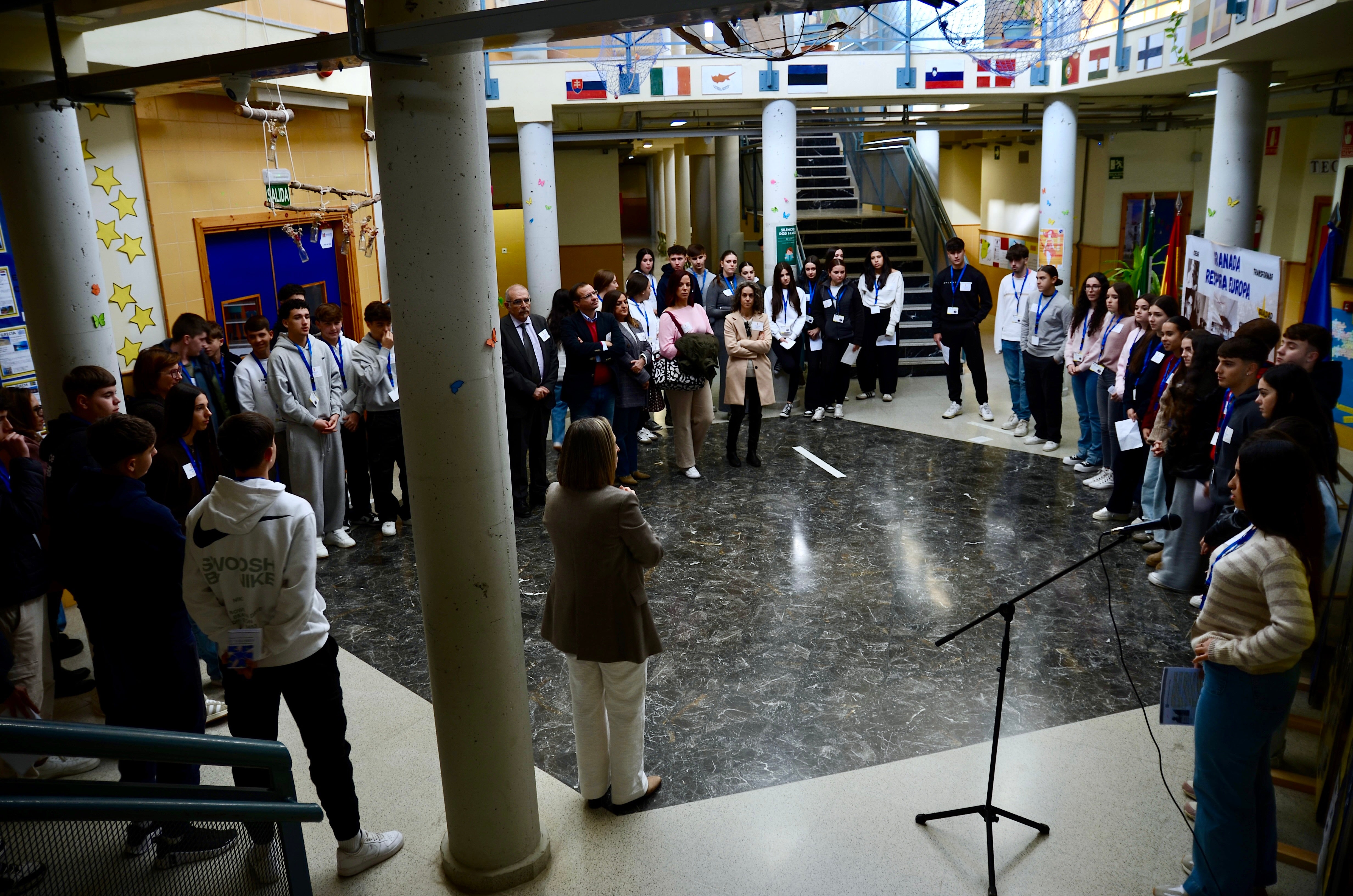 Exposiciones del alumnado en el 'hall' del edificio.