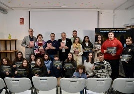 Los jóvenes ganadores muestran sus diplomas en el Espacio Joven, con representantes del IES Los Neveros y del Ayuntamiento de Huétor Vega.
