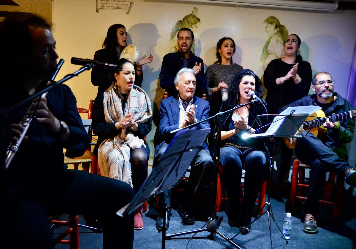 'Flamencos granaínos cantan a la Navidad', con Curro Andrés en el centro, en la peña de Huétor Vega.