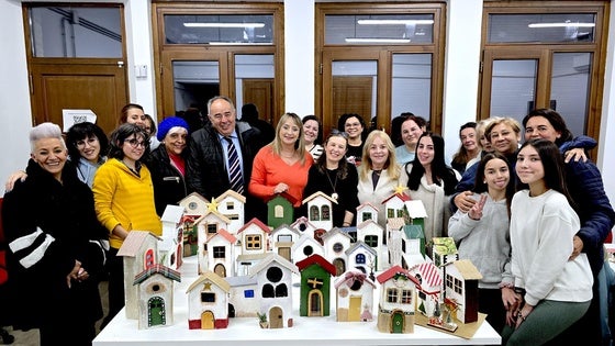 Huétor Vega culmina con éxito el taller navideño de casitas artesanales