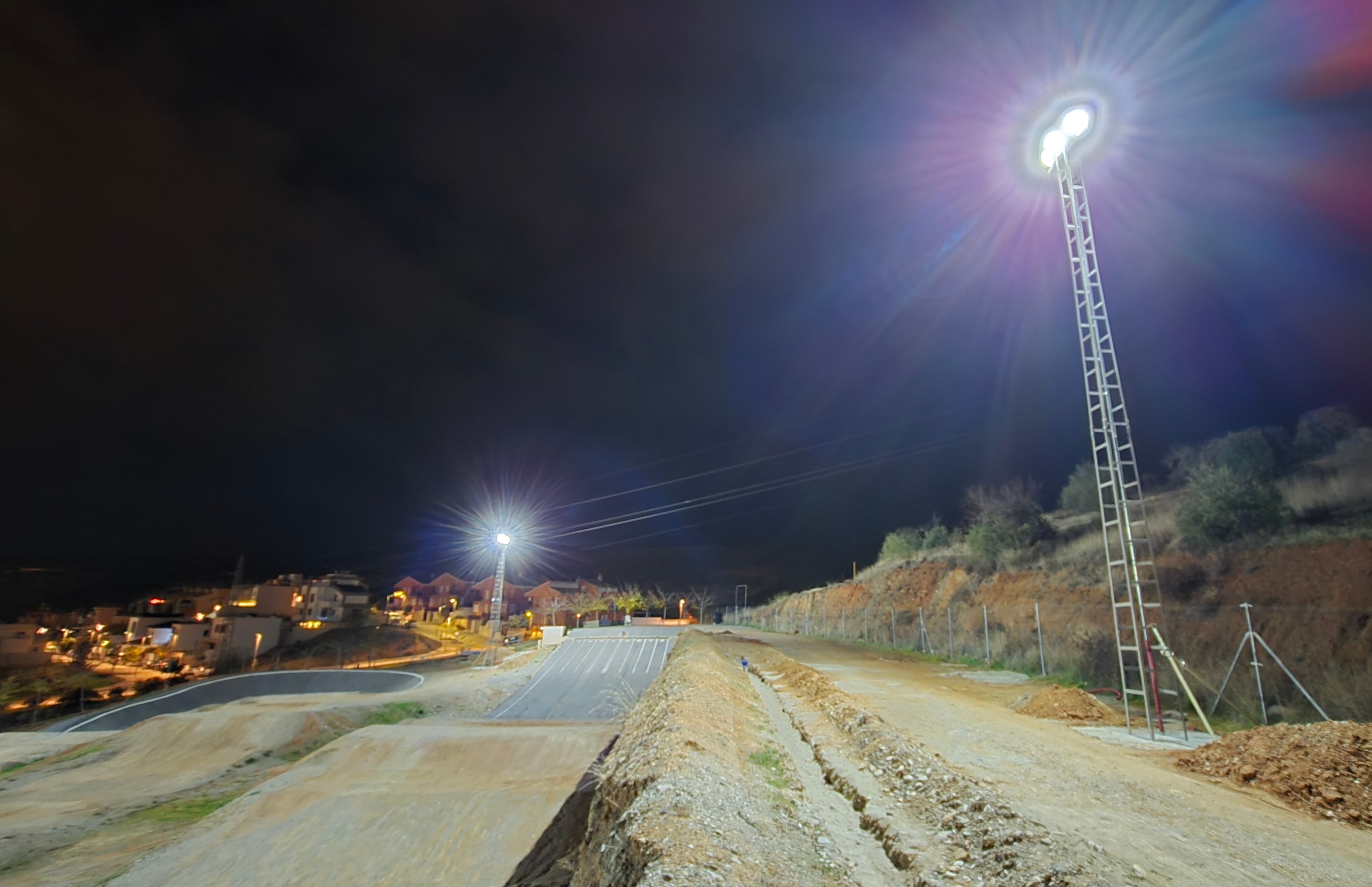 Torretas de iluminación de doce metros de altura.