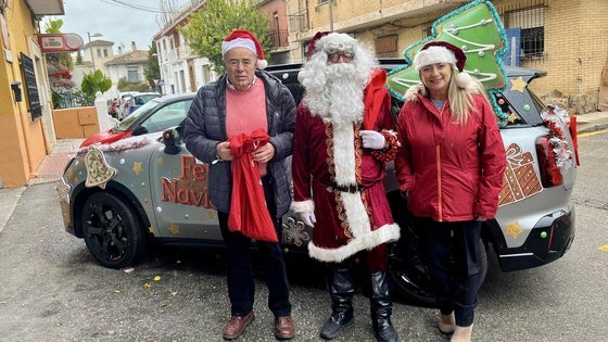 Papá Noel anima el comercio y reparte ilusión en Huétor Vega