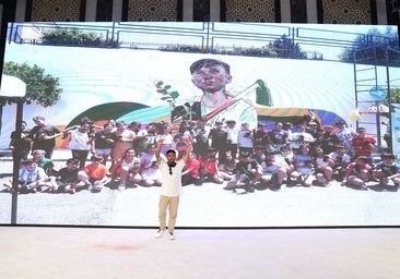 Gastón Liberto, delante de la proyección del mural de la calle Martín Recuerda.