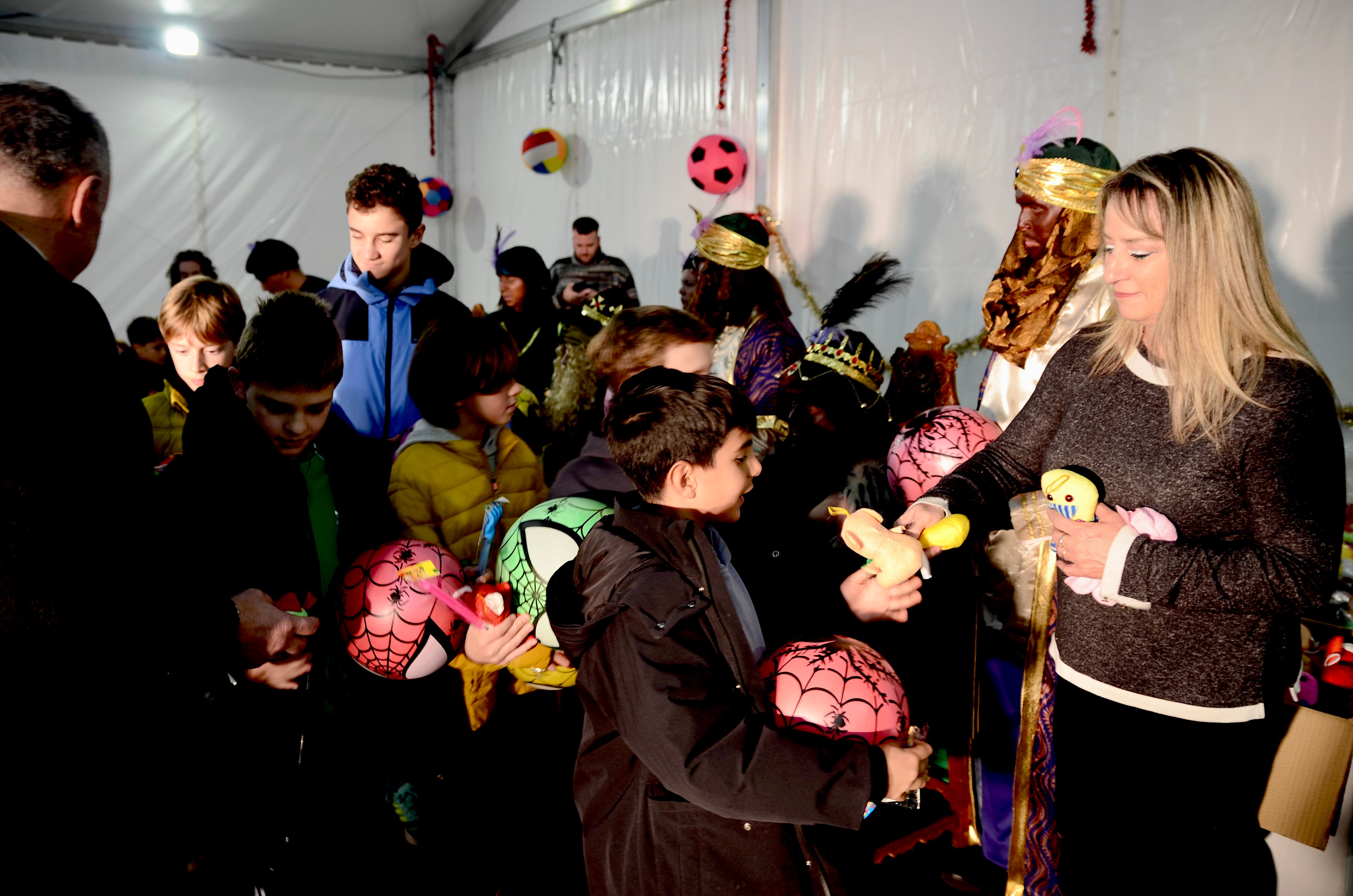 Los Reyes Magos llenan la carpa de Huerta Cercada en Huétor Vega