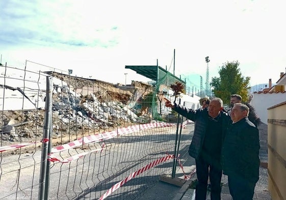 El alcalde de Huétor Vega, Mario del Paso, muestra el estado del muro al diputado provincial de Emergencias y Asistencia a Municipios.